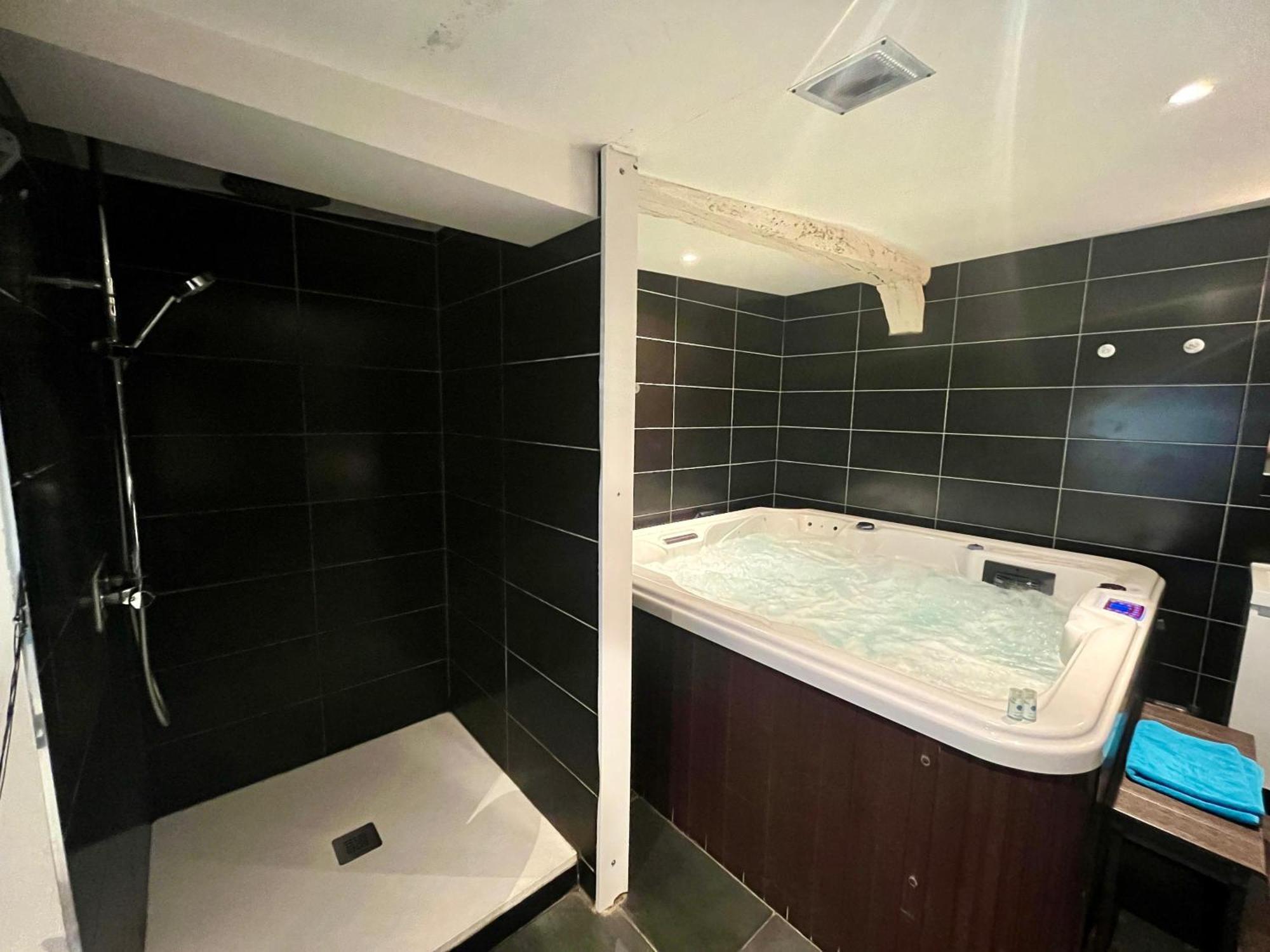 Escapade Romantique - Jacuzzi Et Parking Prive - 002 Apartment Rouen Exterior photo